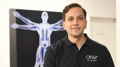 Bild: Gabi Schönberger
Dr. Simon Banki bietet künftig gezielte Schmerztherapien im ONZ in Weiden an.