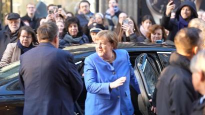 Bild: Marcus Brandt/dpa
Eine Signierstunde in einer Hamburger Buchhandlung hat viele Käufer von Merkels Memoiren angelockt.