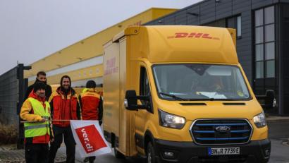 Bild: Oliver Berg/dpa
Post-Mitarbeiter am Werkstor, aber nicht auf dem Werktor. Der Grund: Sie sind im Warnstreik.