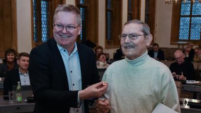 Bild: Stephan Huber
Für seinen ehrenamtlichen Einsatz als Naturschutzwächter im Landschaftsschutzgebiet Fuchsstein hat Werner Scharf (rechts) das Ehrenzeichen in Bronze des Freistaats Bayern erhalten. Oberbürgermeister Michael Cerny (links) gratuliert.