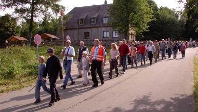 Archivbild: Karl Scheidler
Bernhard Stahl mit dem Wallfahrtskreuz bei einer Fußwallfahrt zum Fahrenberg. Das Bild stammt aus dem Jahr 2007.