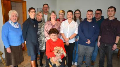 Bild: jr
Ihren 85. Geburtstag feierte am Sonntag Elfriede Forschepiepe (sitzend, mit Hund „Grissly“) im Siedlerheim in Mitterteich. Mit im Bild die vier Kinder und einige Enkel der Jubilarin sowie Bürgermeister Stephan Schübel (Vierter von links) und KAB-Vorsitzende Margarethe Schulda (links).