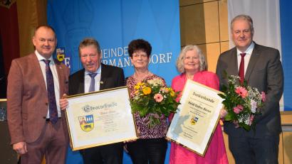 Bild: bö
Richard Scharf (Zweiter von links, daneben seine Frau Renate) wird mit der Ehrennadel der Gemeinde Ebermannsdorf ausgezeichnet. Heidi Dolles-Birner (Zweite von rechts) wird mit der Dankurkunde der Gemeinde bedacht. Ihnen gratulieren Bürgermeister Erich Meidinger (links) und Landrat Richard Reisinger (rechts).