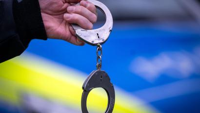Symbolbild: Soeren Stache/dpa
Die Polizei hatte sechs Mitglieder einer Einbrecherbande aus Hof festgenommen. Das Gericht hat alle verurteilt.