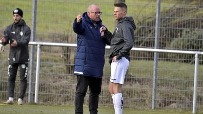 Bild: Hubert Ziegler
Trainer Markus Kipry (blaue Jacke) und der Gebenbacher Spieler Dominik Haller zuletzt vorm Test gegen den SV Schwandorf-Ettmannsdorf. Am Samstag hat die DJK gegen den SV Mitterteich ein Vorbereitungsspiel.