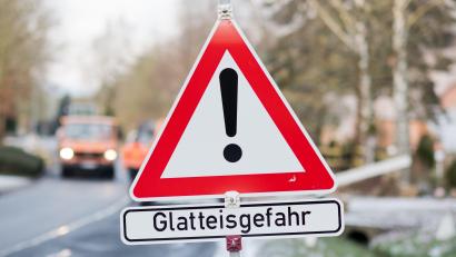 Symbolbild: Julian Stratenschulte/dpa
Der Deutsche Wetterdienst (DWD) warnt vor Glatteis in weiten Teilen der Oberpfalz.