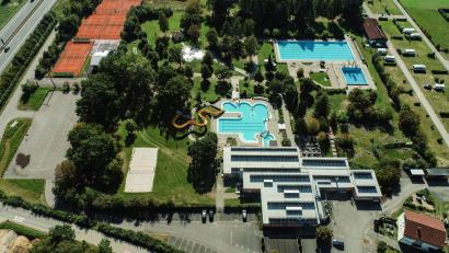 Bild: Stadt Nabburg/exb
Die Stadt Nabburg befürwortet es, dass der Zweckverband auf dem bisherigen Freibad-Gelände in Perschen ein Ganzjahresbad bauen möchte. Dabei soll es im Vordergrund zu einer Erweiterung des Baukörpers in Richtung Beachvolleyball-Platz kommen.