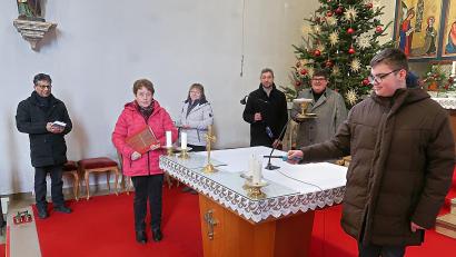 Bild: bsc
Die rasche Besetzung der vakanten Mesnerstelle in der katholischen Pfarrkirche in Friedenfels freut Pfarrer Joseph (ganz links) und den bisherigen Mesner Tobias Megies (Zweiter von rechts). Mit Edith Trießl, Monika Selch, Roland Zeitler und Kai Weidner (von links) sowie Andreas Kraus und Korbinian Weidner (beide nicht im Bild) besetzen gleich sechs engagierte Mitglieder der Pfarrgemeinde das Ehrenamt.