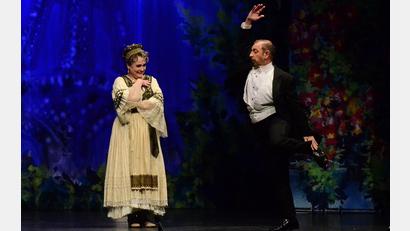 Bild: Kunz
Die lustige Witwe Hanna (Cararina Coresi Lal) und ihr Verehrer Graf Danilo (Steffan Mullan).