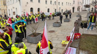 Bild: Wolfgang Steinbacher
Vor dem Rathaus versammelten sich am Mittwoch etwa 100 Beschäftigte der Stadt Sulzbach-Rosenberg und der Post zum Warnstreik. Verdi-Gewerkschaftssekretärin Kathrin Birner (rechts) informierte über die Verdi-Forderungen und gleichzeitige Warnstreiks in Marktredwitz, Arzberg, Wunsiedel und Selb.