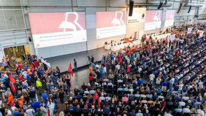 Bild: Moritz Frankenberg/dpa Pool/dpa
Bei der VW-Betriebsversammlung im September hatten Mitarbeiter noch gegen die Sparpläne des Konzerns protestiert. (Archivfoto)