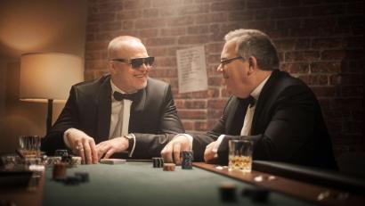 Bild: ---/RTL/dpa
Stefan Raab begrüßt in „Raabs Pokernacht“ seinen Kumpel Elton und drei weitere prominente Spieler am Kartentisch.
