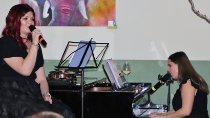 Bild: Seitz-Dobler/exb
Laura Jäger und Emilie Rester (von links) bei ihrem Auftriitt im Schwandorfer Café "Coffeino".