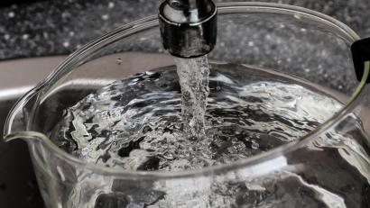 Bild: Wolfgang Steinbacher
In Floß wird am Donnerstag, 6. Februar, ab 8 Uhr das Wasser abgesperrt. Voraussichtlich bis 16 Uhr kommt kein Wasser aus dem Hahn. Einen Wasservorrat zum Kochen, Waschen usw. anzulegen ist ratsam.