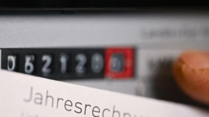 Bild: Bernd Weißbrod/dpa
Ein Wechsel des Stromanbieters kann Geld sparen, sagen Verbraucherschützer. Ein paar Dinge sollten Haushalte allerdings beachten. (Archivbild)