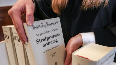 Bild: Oliver Berg/dpa
Eine Richterin hält im Gerichtssaal die Strafprozessordnung (StPO) in der Hand. Diese sieht vor, dass Angehörige des Angeklagten in einem Prozess als Zeugen den Eid verweigern können. Das spielt in einem Verfahren vor dem Schwandorfer Schöffengericht eine Rolle.