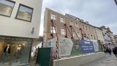 Bild: upl
Hier wurde extra betoniert für die Stahlträger, die die Fassade stützen.