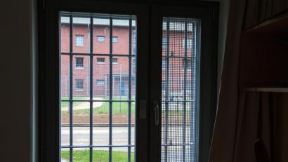 Symbolbild: Jens Büttner/dpa
Ein Ex-Häftling der JVA Amberg ist nun erneut zu einer Haftstrafe verurteilt worden.