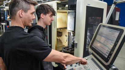 Bild: Stephan Huber
Zerspanungsmechaniker David Herold (rechts) von der Firma Baumann GmbH in Amberg gehört zu Bayerns besten Azubis. Darüber freut sich auch Ausbilder Daniel Kiesl (links).