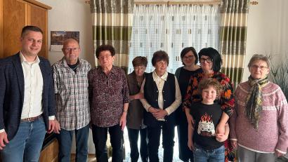 Bild: soj
Zum 85. Geburtstag gratulierten Erika Bauer (Dritte von links) neben der Familie auch Bürgermeister Wolfgang Söllner (links) und Seniorenbeauftragte Christa Schiener (rechts).