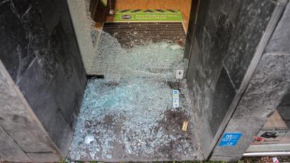 Bild: Wolfgang Steinbacher
So sah es in der Georgenstraße in Amberg aus: Im Eingangsbereich dieses Handy-Ladens liegen Glassplitter.