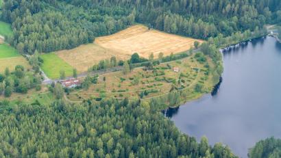 Archivbild: mür
Der ehemalige Campingplatz Plößberg liegt direkt am Rand des Großen Weihers. Die Marktgemeinde forciert nun mit einem neuen Ausschreibungsverfahren die Suche nach einem Investor, der in das Gelände investiert.
