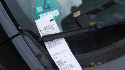 Symbolbild: Ole Spata/dpa
Strafzettel verteilt der Zweckverband Kommunale Verkehrssicherheit Oberpfalz in Kümmersbruck - wenn parkende Autos die Fahrbahn zu sehr verengen. Ärgerlich, für den, der zahlen muss – aber auch für alle Fahrer größerer Fahrzeuge, die wegen der Parker nur schwer oder gar nicht mehr durchkommen.