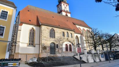 Bild: Petra Hartl
Der Kirchenstiftung gehört nur die Kirche selbst. Das Areal rund um St. Marien ist städtisch. Aus diesem Grund muss auch die Stadt wieder das derzeit fehlende oberste Drittel des Treppenaufgangs einsetzen. Die schweren Treppen aus Granitstein lagern im Kirchenumfeld.