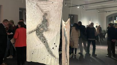 Bild: Susanne Schwab
"How to get out?" fragt Kim Nespor bei dieser Installation aus Latex und Wollschnur, die die Fragilität des Gezeigten widerspiegelt. Denn, so die Künstlerin: "Ein Bild ist nur so stark wie ihr Träger".