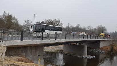 Bild: bnr
Derzeit fließt der Verkehr ungehindert über die neue Naabbrücke. Für noch anstehende Asphaltierungsabeiten muss die Brücke vor Ostern für eine Woche gesperrt werden.