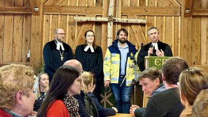 Bild: Brigitte Lang
Beim Gottesdienst unterstützen (stehend, von links) Dekan Tobias Schäfer aus Hersbruck, Pfarrerin Judith Felsner und Diakon Tim Saborowski den scheidenden Pfarrer Andreas Utzat.