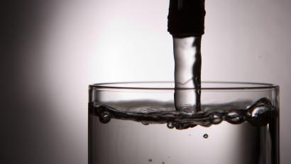 Symbolbild: Lukas Schulze/dpa/dpa-tmn
Das Trinkwasser im Stadtgebiet Waldsassen kommt wegen der Sanierung und Erweiterung der Entsäuerungsanlage Breitenbrunn vorübergehend aus anderen Brunnen.