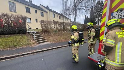 Bild: ge
Atemschutzträger der Feuerwehr machen sich für die Inspektion der Wohnung bereit, finden dort aber niemand vor.