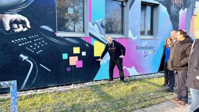 Archivbild: Gabi Schönberger
Von der Ostseite des Jugendzentrums wäre eine Rampe bis zur Rückseite hin am Skatepark möglich. Ein neuer Zugang würde direkt ins Juz-Café führen. Florian Graf zeigt bei einem Pressetermin im Januar, wo die Rampe in etwa starten würde. Auch dem Bauausschuss gefällt diese Variante.