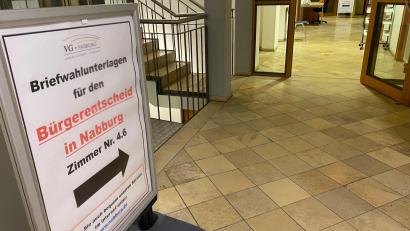 Bild: Wilhelm Amann
Das Landratsamt als Rechtsaufsichtsbehörde stellt klar: Der Bürgerentscheid „Tunnellösung“, für den bereits die Briefwahlunterlagen im Nabburger Rathaus (Bild) beantragt werden können, ist zulässig.