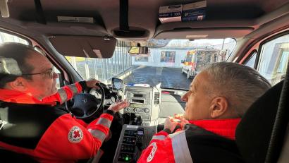 Bild: Dominik Göhl/Landratsamt Tirschenreuth/exb
Einen Tag lang fuhr Landrat Roland Grillmeier (rechts, zusammen mit Wachleiter Richard Cruz) im Rettungswagen mit und erlebte dort hautnah die täglichen Herausforderungen der Besatzung.