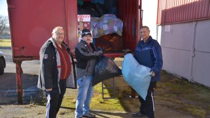 Bild: ak
Peter, Markus und Organisator Kurt Scharf (von links) kümmern sich um die Annahme der Altkleidung und verladen diese gleich in den Brückencontainer vor der Missionshalle.