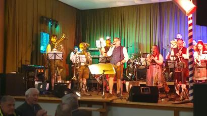 Archivbild: flt
Bühnenvorhang und Bühnenbeleuchtung im Kultursaal wurden nun ausgetauscht. Auf dem Foto vom Starkbierfest 2024 ist noch die alte Einrichtung zu sehen.