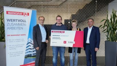 Bild: Markgraf Unternehmenskommunikation/exb
Marco Pscherer und Daniela Pscherer von Sonnenblicke Nordoberpfalz (Mitte) erhielten von den Markgraf-Geschäftsführern Thomas Löw (links) und Liborius Gräßmann (rechts) eine Spende über 3000 Euro.