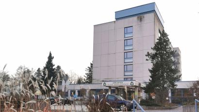 Bild: Portner
Die Zukunft der Asklepios-Klinik Oberviechtach ist offen, das Gutachten noch nicht abschließend fertig. Doch es gibt einen Lichtblick: Die Wiederaufnahme in die Standortliste für Sicherstellungsleistungen ist am 9. Januar 2025 erfolgt.