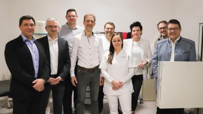 Bild: Michael Weiß/VG Wackersdorf/exb
Dr. Leander Gaul (Vierter von links) ist künftig in der Praxis für Orthopädie in den Räumlichkeiten des Wackersdorfer Ärztehauses tätig.
