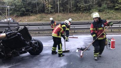 Archivbild: wro
Verstärkt werden die Aktiven auf die A 93 gerufen, um dort Hilfe zu leisten. Können künftig auch Feuerwehrler mit über 65 Jahren dort mit anpacken? Eine mögliche Gesetzesänderung in Bayern wird momentan diskutiert.