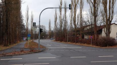 Bild: Stadt Tirschenreuth/Mirco Streich
Dieser Bereich der Mühlbühlstraße mit dem neben der Straße verlaufenden Fuß- und Radweg (links) wird auf Grund von Baumfällarbeiten am Montag, 10. Februar ab ca. 8:30 Uhr immer wieder voll gesperrt.