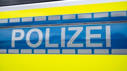 Symbolbild: Daniel Vogl/dpa
Die Polizei ermittelt wegen des Diebstahls von Wahlplaketen und der Beschädigung eines Feldkreuzes.