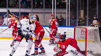 Bild: Werner Moller
Unglaublich, aber wahr: Dieser Versuch von Lukas Vantuch (weißes Trikot) landete nicht im Selber Tor. Wölfe-Goalie Kevin Carr parierte unter Aufbietung all seiner akrobatischen Fähigkeiten.