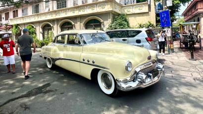 Bild: Carola Frentzen/dpa
Das Admiral Hotel MGallery in Manila bietet Touristen Ausflüge mit einem Buick aus dem Jahr 1951 ins historische Stadtviertel Intramuros an. Der Oldtimer sorgt fast überall für Aufsehen.