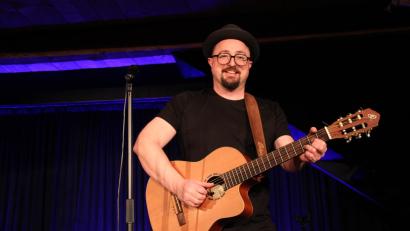Bild: prh
Ein "Freckerl" auf der Bühne: Der Oberpfälzer Musikkabarettist Helmut A. Binser bringt am Donnerstag sein Publikum auf dem Schafferhof zum Lachen - und das zwei Stunden lang.