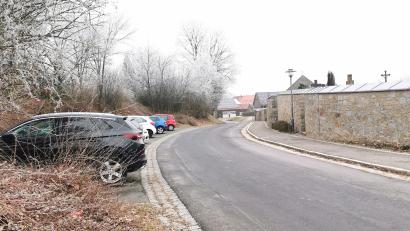 Bild: Portner
Immer gut belegt: Auf den 15 Parkplätzen gegenüber des Friedhofs gilt künftig eine Höchstparkzeit von drei Stunden.