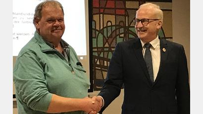 Bild: mma
Bürgermeister Bernhard Lindner (rechts) gratuliert Jürgen Werner zu seinem neuen Amt als Gemeinderat.