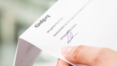 Symbolbild: Christin Klose/dpa
Eine verhaltensbedingte Kündigung muss der Arbeitgeber schriftlich zustellen.